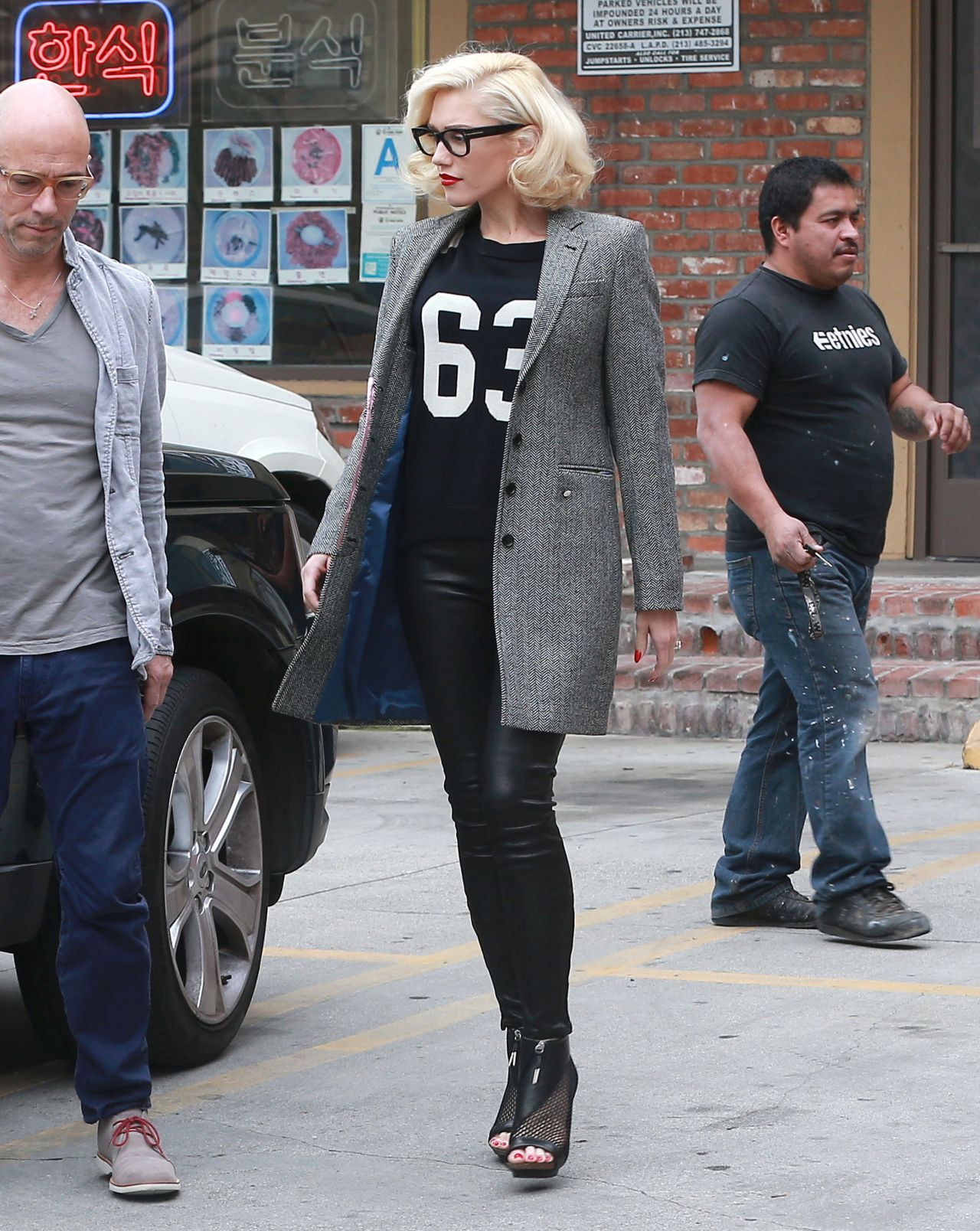 Gwen Stefani â€“ Running errands in Studio City