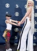 12245_gwen-stefani-with-her-niece-madeline-at-the-grammys-february-8-2004.jpg