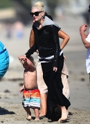 2011_Gwen-Stefani-beach-candids-in-Malibu_fadedyouthblog.jpg