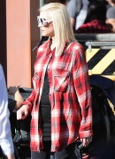 236B5BEE00000578-2846014-Plaid_and_simple_The_singer_opted_for_a_checked_shirt_over_skinn-36_14167448271505B15D.jpg