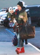 2462169C00000578-2895142-Wrapped_up_warm_Gwen_Stefani_carried_her_10_month_old_son_Apollo-a-20_14202622240735B15D.jpg