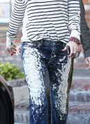 2618E6E000000578-2969583-Painting_a_statement_Gwen_s_distressed_jeans_featured_a_painted_-a-1_14249208292895B15D.jpg