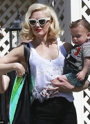 267B0FB900000578-2987302-Mother_and_son_Gwen_Stefani_took_her_youngest_son_Apollo_with_he-a-1_14259745589295B15D.jpg