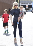 26AE876A00000578-2996190-No_day_off_Gwen_Stefani_held_her_baby_son_Apollo_against_her_wai-a-32_14264586355635B15D.jpg