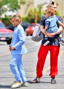 2A10588A00000578-3142567-Fashion_family_Gwen_Stefani_45_was_seen_looking_chic_with_her_tw-m-109_14355326389055B15D.jpg