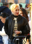 2EDE565E00000578-3337157-Effortless_Gwen_completed_her_look_with_a_black_bomber_jacket-a-1_14487020688025B15D.jpg