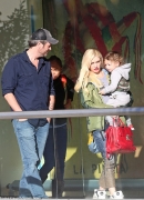 2F7DBA6700000578-3366619-Happy_family_Gwen_Stefani_brought_youngest_son_Apollo_on_a_lunch-m-1_14504833345135B15D.jpg
