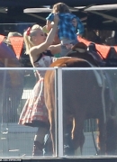 31701C3300000578-3459184-Doting_Gwen_Stefani_could_be_seen_helping_young_son_Apollo_off_o-a-40_14562286489645B15D.jpg