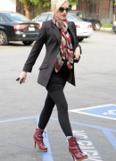 Fabulous-Looks-Of-The-Day-Pregnant-Singer-Gwen-Stefani-Out-And-About-California-18th-December-2013.jpg