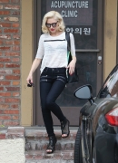 Gwen-Stefani-Leaving-Appointment-LA-Pictures5B15D~3.jpg