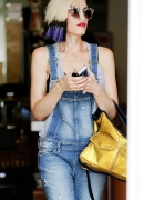 Gwen-Stefani-Leaving-Nail-Salon-LA-Pictures5B15D~1.jpg