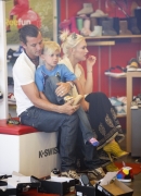 Gwen-Stefani-and-Gavin-Rossdale-Take-The-Kids-Shopping-682x1024.jpg