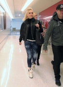 Gwen-Stefani-in-Jeans-at-LAX-Airport--015B15D.jpg