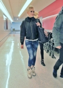 Gwen-Stefani-in-Jeans-at-LAX-Airport--035B15D.jpg