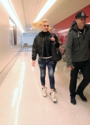 Gwen-Stefani-in-Jeans-at-LAX-Airport--045B15D.jpg