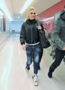 Gwen-Stefani-in-Jeans-at-LAX-Airport--075B15D.jpg