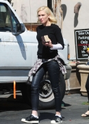 Gwen-Stefani-in-Leather--105B15D.jpg