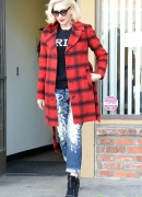 Gwen-Stefani-in-Red-Coat--015B15D.jpg