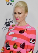Gwen-Stefani-le-regard-retro-et-la-bouche-rose-sur-le-tapis-rouge-de-The-Voice-a-Los-Angeles-le-8-decembre-2014_exact1024x768_p.jpg
