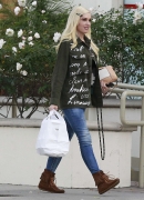 Gwen-Stefani-out-and-about-in-Los-Angeles--105B15D.jpg