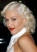 Gwen-Stefani-platinum-blonde-short-curly-hairstyle.jpg