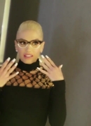 Gwen_Stefani_Gushes_About_Her_New_Eyeglasses_Collections_092.jpg
