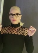 Gwen_Stefani_Gushes_About_Her_New_Eyeglasses_Collections_101.jpg