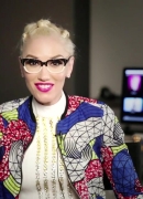 Gwen_Stefani_Gushes_About_Her_New_Eyeglasses_Collections_220.jpg