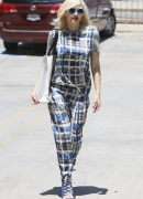 gwen-stefani-arriving-at-an-acupuncture-appointment-03.jpg