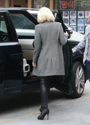 gwen-stefani-casual-style-acupuncture-clinic-in-los-angeles-feb_-2015_105B15D.jpg