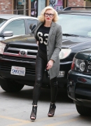 gwen-stefani-casual-style-acupuncture-clinic-in-los-angeles-feb_-2015_25B15D.jpg