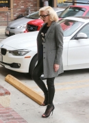gwen-stefani-casual-style-acupuncture-clinic-in-los-angeles-feb_-2015_45B15D.jpg