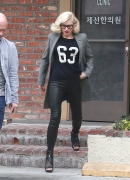 gwen-stefani-casual-style-acupuncture-clinic-in-los-angeles-feb_-2015_55B15D.jpg