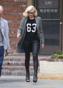 gwen-stefani-casual-style-acupuncture-clinic-in-los-angeles-feb_-2015_65B15D.jpg