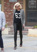 gwen-stefani-casual-style-acupuncture-clinic-in-los-angeles-feb_-2015_75B15D.jpg