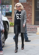 gwen-stefani-casual-style-acupuncture-clinic-in-los-angeles-feb_-2015_85B15D.jpg