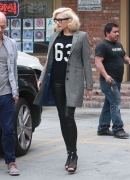 gwen-stefani-casual-style-acupuncture-clinic-in-los-angeles-feb_-2015_95B15D.jpg