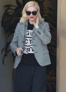 gwen-stefani-leaves-a-acupuncture-clinic-in-los-angeles_15B15D.jpg