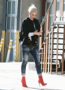 gwen-stefani-out-and-about-in-los-angeles-10-30-2015_15B35D.jpg