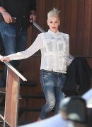 gwen-stefani-out-and-about-in-los-angeles-10-30-2015_95B15D.jpg