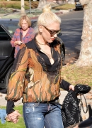 gwen-stefani-out-and-about-in-los-angeles-12-06-2015_105B15D.jpg