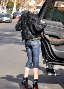gwen-stefani-out-and-about-in-los-angeles-12-06-2015_35B15D.jpg
