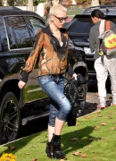 gwen-stefani-out-and-about-in-los-angeles-12-06-2015_55B15D.jpg