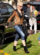 gwen-stefani-out-and-about-in-los-angeles-12-06-2015_65B15D.jpg