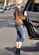 gwen-stefani-out-and-about-in-los-angeles-12-06-2015_85B15D.jpg
