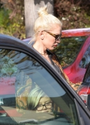 gwen-stefani-out-and-about-in-los-angeles-12-06-2015_95B15D.jpg