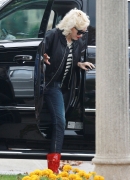 gwen-stefani-out-and-about-in-pasadena-11-26-2015_15B15D.jpg