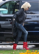 gwen-stefani-out-and-about-in-pasadena-11-26-2015_35B15D.jpg