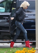 gwen-stefani-out-and-about-in-pasadena-11-26-2015_45B15D.jpg