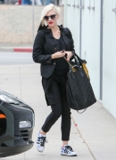 gwen-stefani-out-and-about-in-santa-monica-06-11-2015_105B15D.jpg